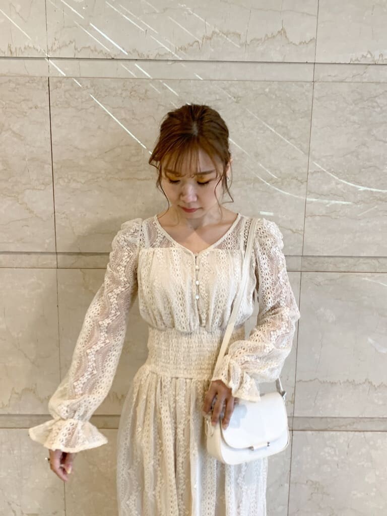 ベージュ系のテーラードジャケット、ホワイト系のワンピース、ホワイト系のパンプスを着用したレディースの冬コーディネートの4枚目の写真