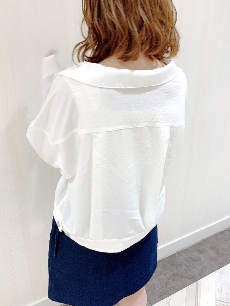 ホワイト系のシャツ/ブラウス、ブルー系のスカート、ホワイト系のタンクトップを着用したレディースの夏コーディネートの3枚目の写真