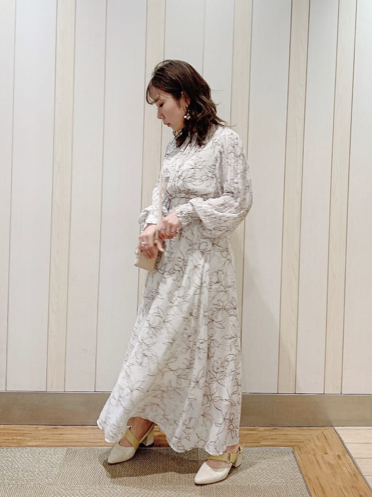 ホワイト系のワンピース、ベージュ系のパンプス、ベージュ系のショルダーバッグを着用したレディースの冬コーディネートの7枚目の写真