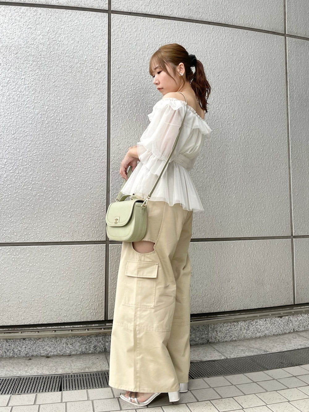 シルバー系のパンプス、ホワイト系のシャツ/ブラウス、ベージュ系のカーゴパンツを着用したレディースの春コーディネートの3枚目の写真