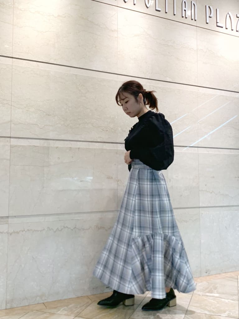 ブラック系のテーラードジャケット、ブラック系のローファー、その他のスカートを着用したレディースの冬コーディネートの5枚目の写真