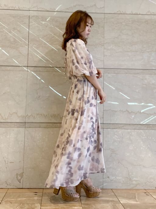 ピンク系のワンピース、ベージュ系のカーディガン/ボレロ、ベージュ系のサンダルを着用したレディースの春コーディネートの2枚目の写真