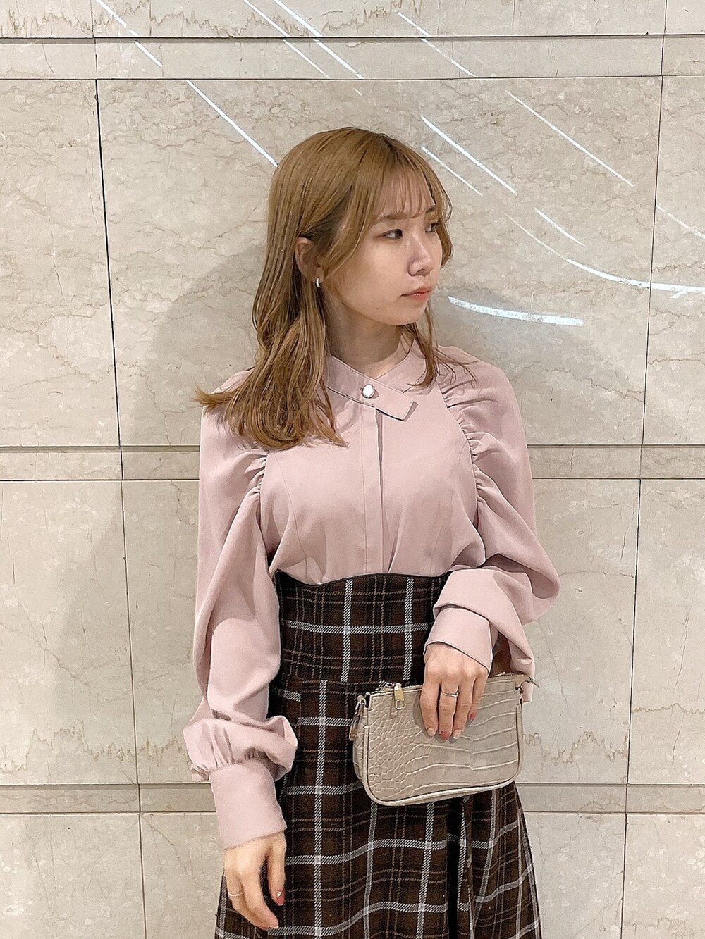 ピンク系のシャツ/ブラウス、ブラウン系のスカート、ベージュ系のローファーを着用したレディースの冬コーディネートの5枚目の写真