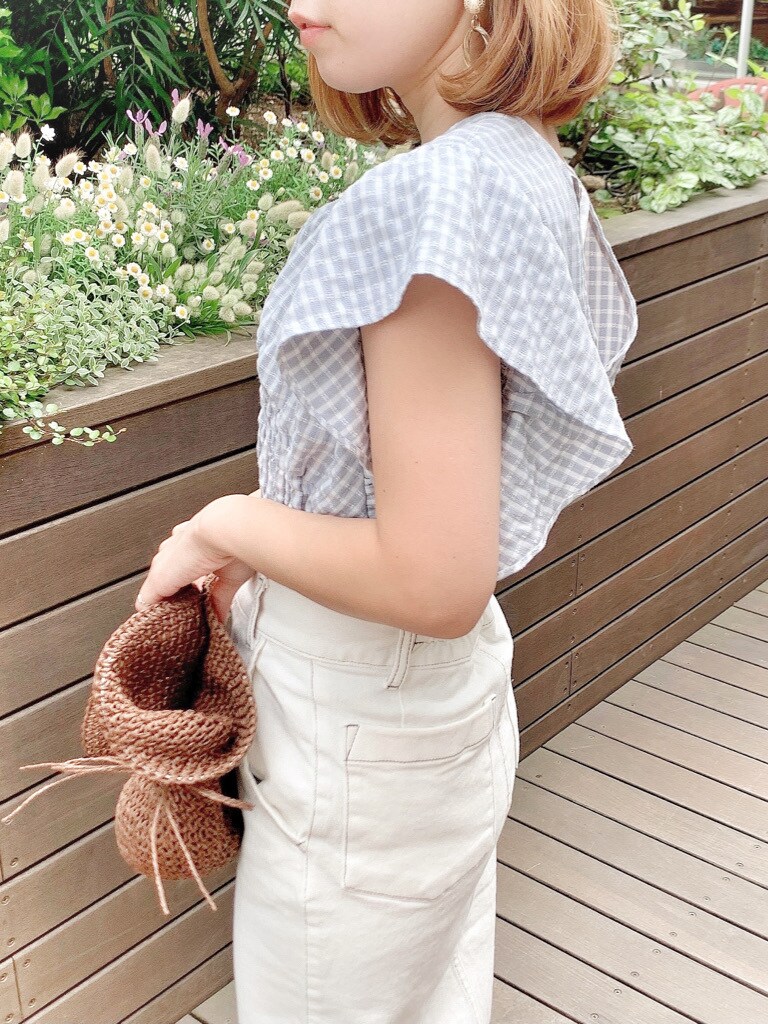 ブルー系のシャツ/ブラウス、ホワイト系のスカート、その他のサンダルを着用したレディースの春コーディネートの5枚目の写真