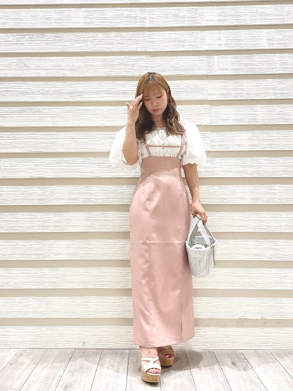 ホワイト系のシャツ/ブラウス、ピンク系のスカート、ホワイト系のハンドバッグを着用したレディースの夏コーディネートの2枚目の写真