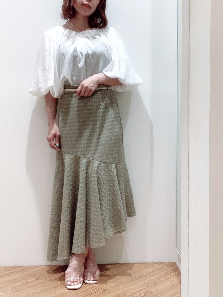 その他のサンダル、ホワイト系のシャツ/ブラウス、グリーン系のスカートを着用したレディースの夏コーディネートの2枚目の写真