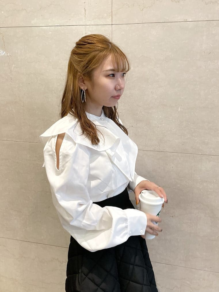 ホワイト系のシャツ/ブラウス、ブラック系のブーツ、ブラック系のスカートを着用したレディースの秋コーディネートの6枚目の写真