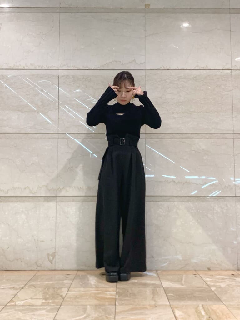 グレー系のトレンチコート、ブラック系のその他パンツ、ブラック系のローファーを着用したレディースの冬コーディネートの6枚目の写真