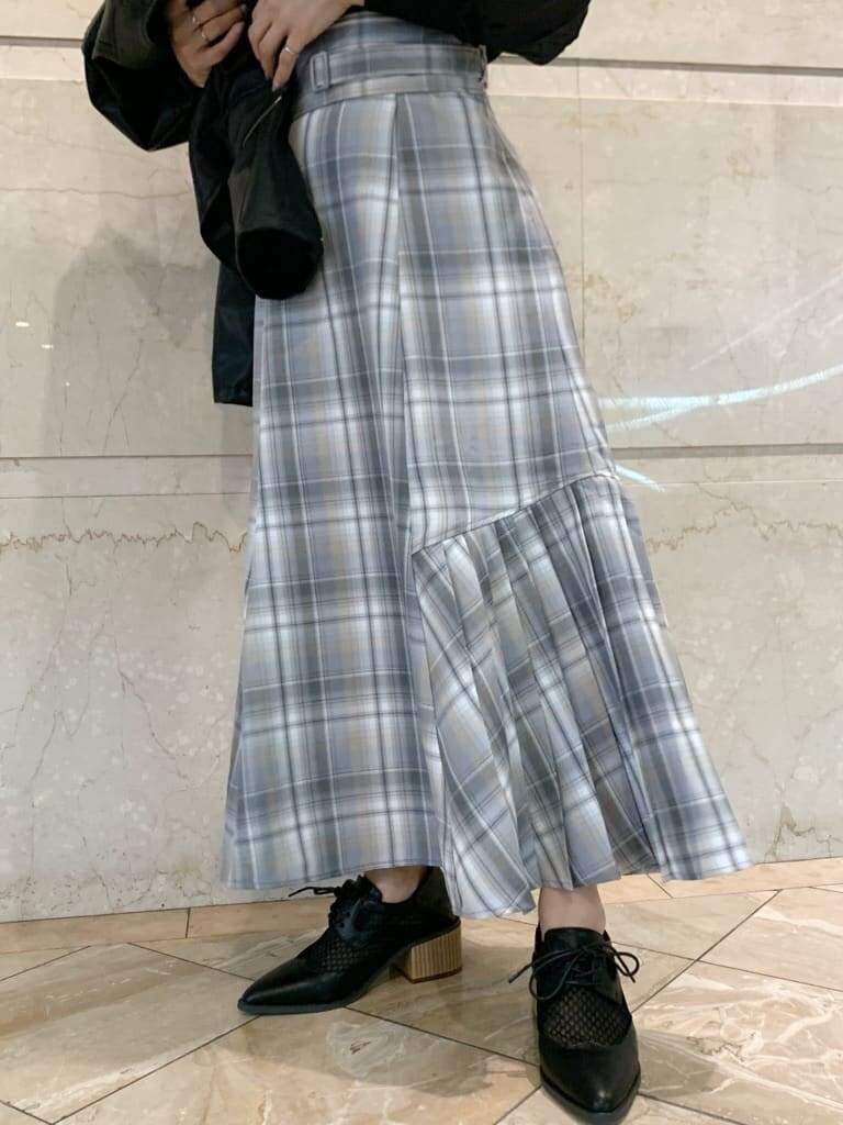 ブラック系のテーラードジャケット、ブラック系のローファー、その他のスカートを着用したレディースの冬コーディネートの10枚目の写真