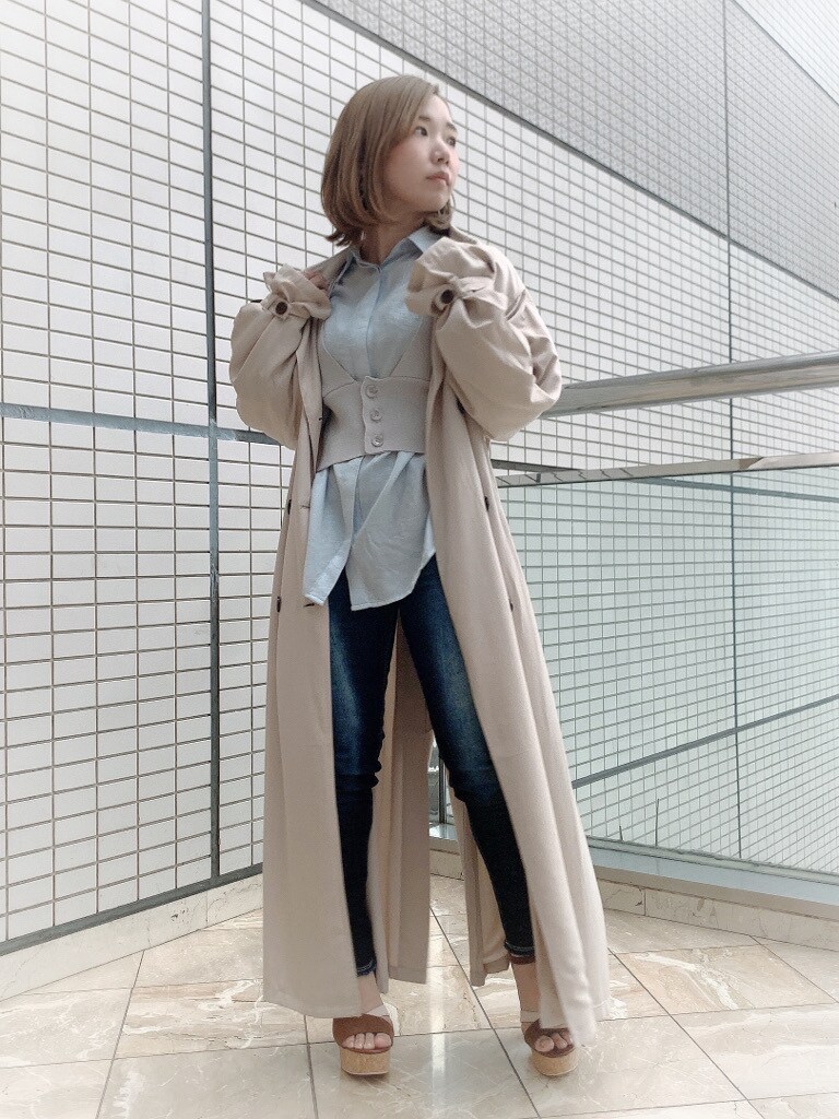ブルー系のシャツ/ブラウス、ブルー系のデニムパンツ、その他のサンダルを着用したレディースの春コーディネートの5枚目の写真