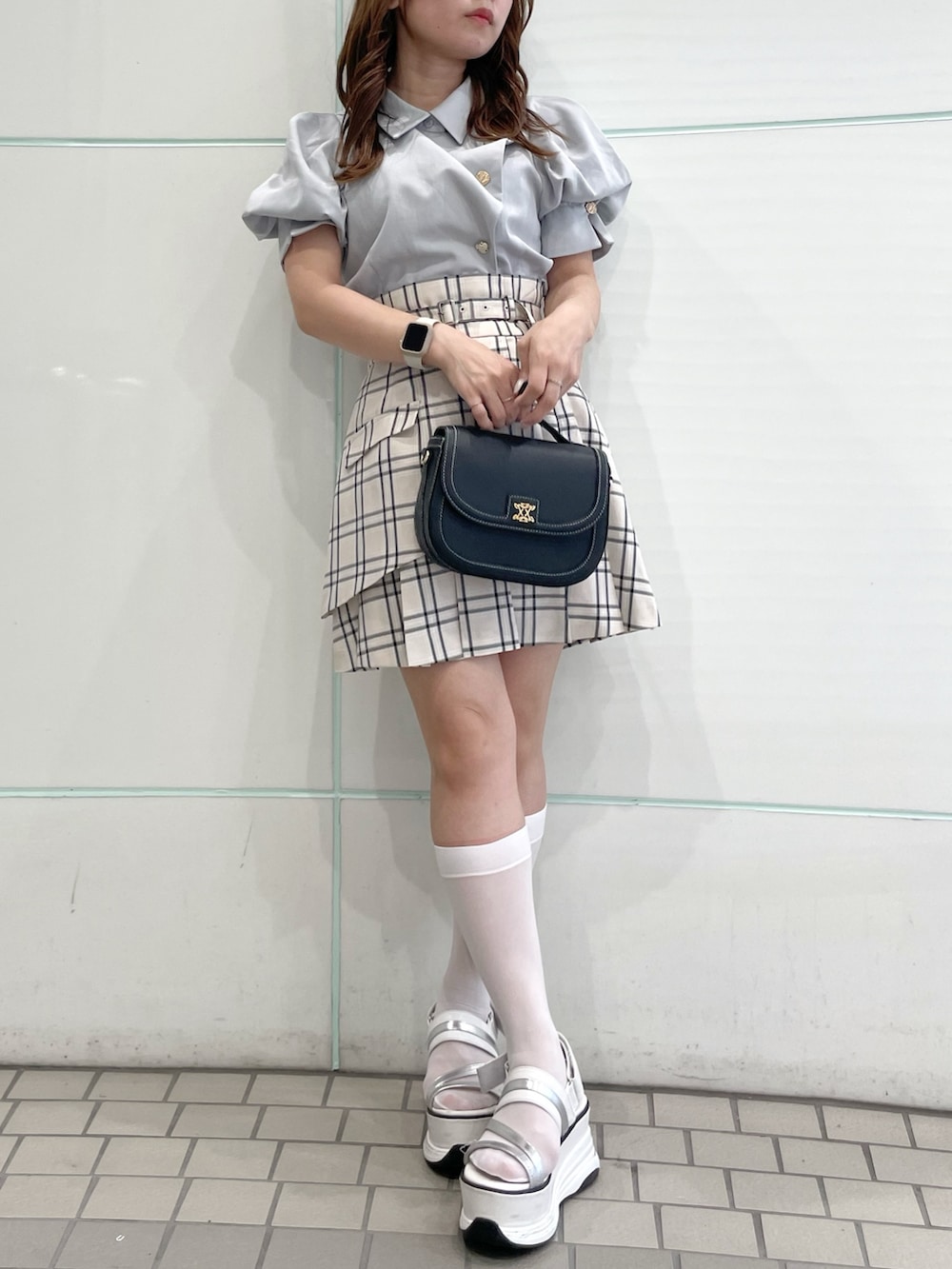 グレー系のシャツ/ブラウス、ベージュ系のスカート、ブラック系のハンドバッグを着用したレディースの夏コーディネートの5枚目の写真