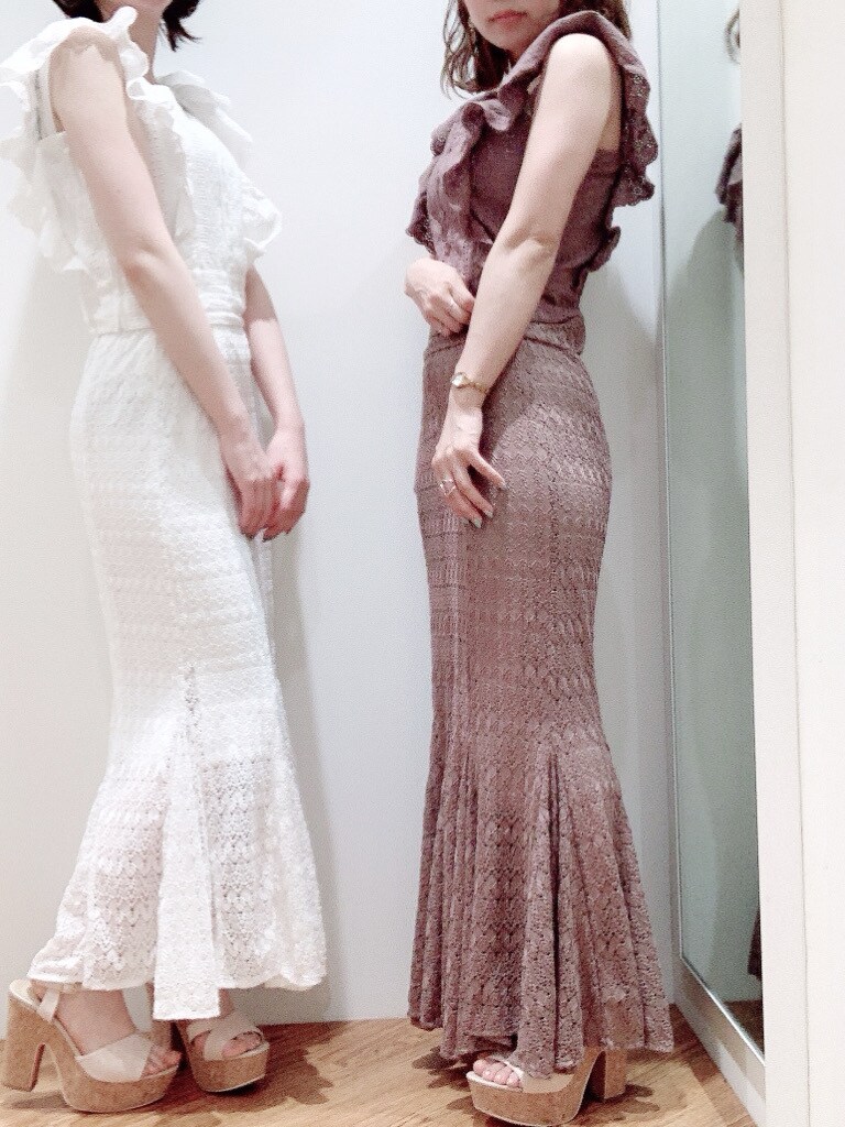 ベージュ系のサンダル、ホワイト系のシャツ/ブラウス、ベージュ系のシャツ/ブラウスを着用したレディースの夏コーディネートの2枚目の写真