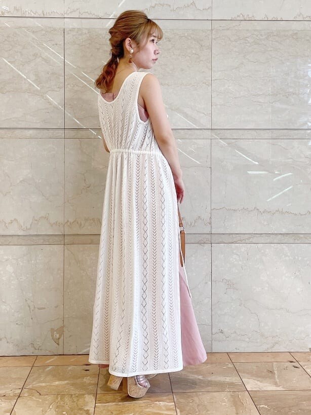 ピンク系のワンピース、ブラウン系のハンドバッグ、その他のサンダルを着用したレディースの夏コーディネートの3枚目の写真