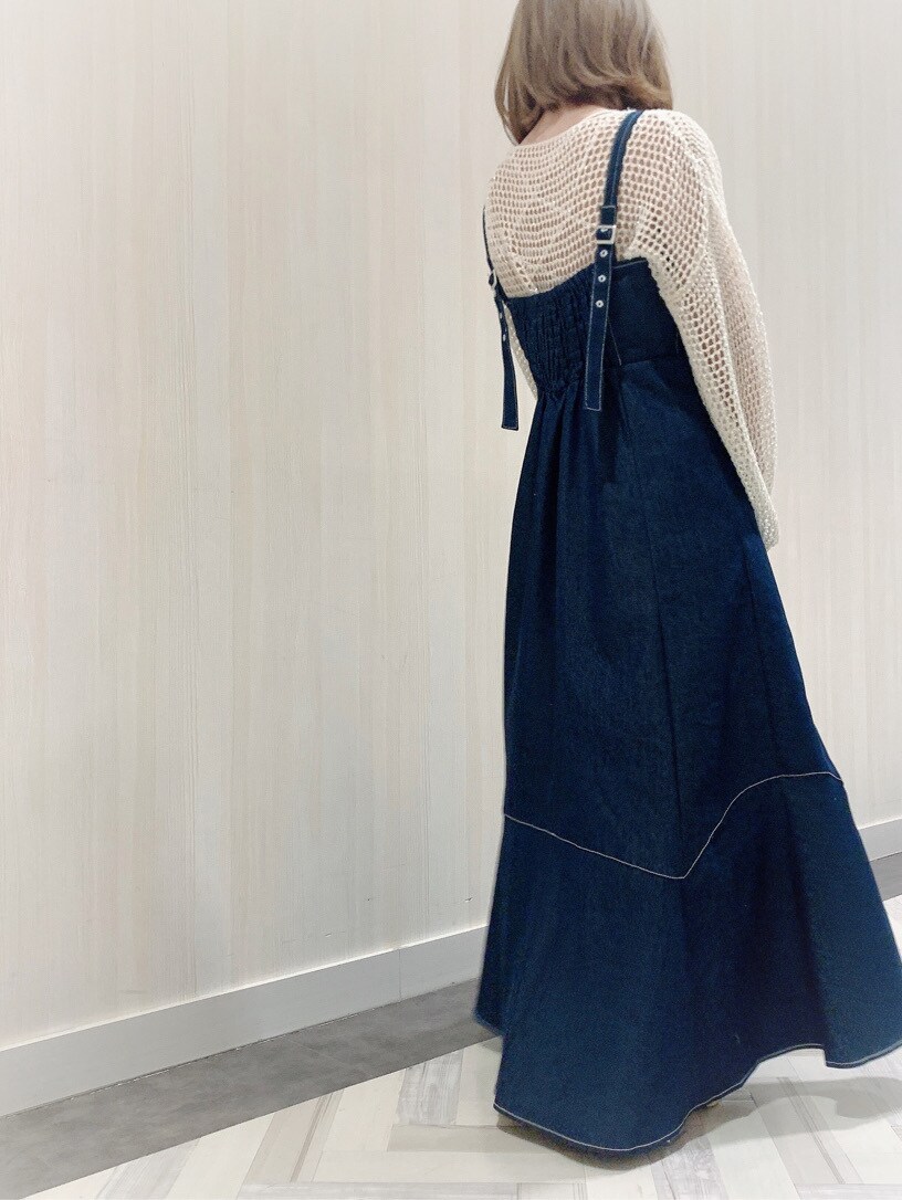 ホワイト系のキャミソール、ブルー系のワンピース、その他のサンダルを着用したレディースの春コーディネートの2枚目の写真