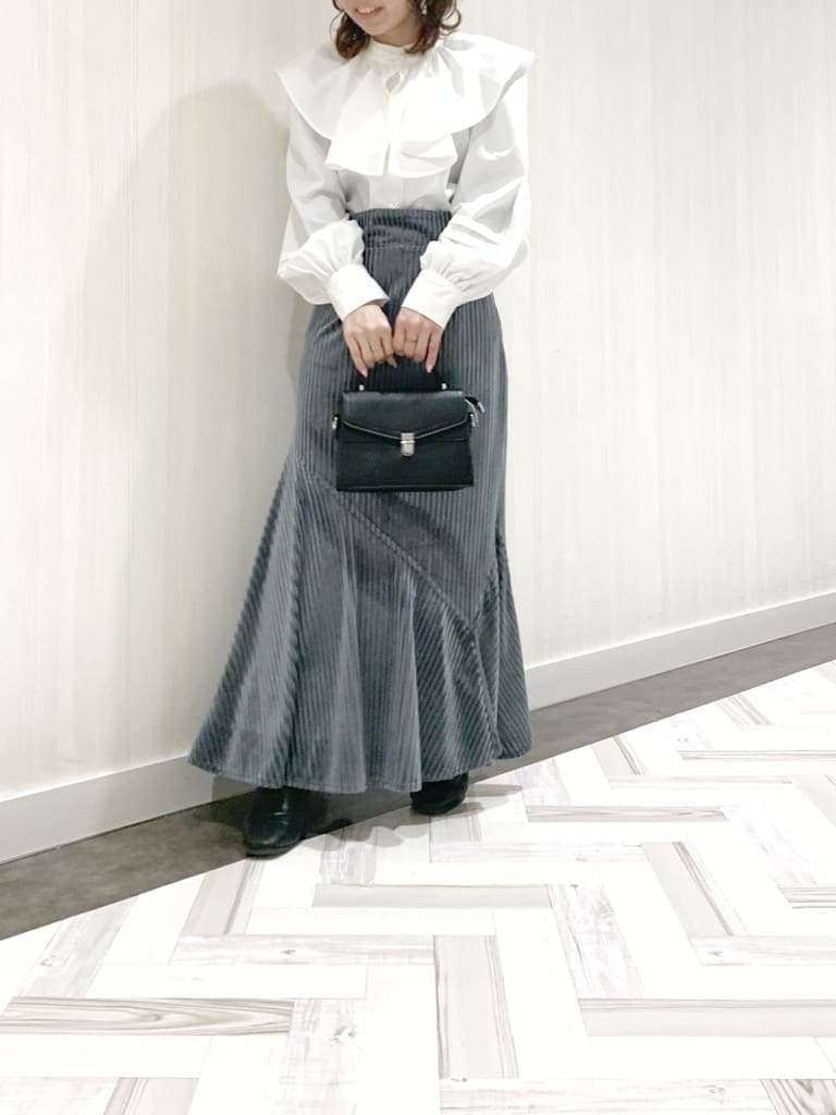 ホワイト系のシャツ/ブラウス、ブルー系のスカートを着用したレディースの秋コーディネートの3枚目の写真
