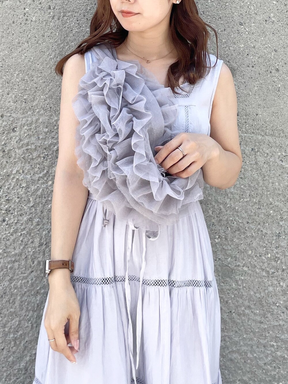 パープル系のベスト、パープル系のワンピース、シルバー系のパンプスを着用したレディースの夏コーディネートの6枚目の写真