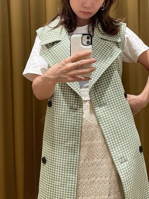 ホワイト系のサンダル、グリーン系のその他アウター、シルバー系のピアス（両耳用）を着用したレディースの夏コーディネートの4枚目の写真