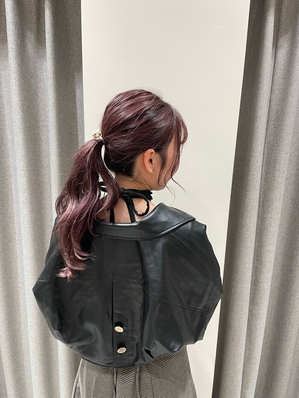 ブラック系のワンピース、ブラック系のパンプス、ブラック系のライダースジャケットを着用したレディースの秋コーディネートの6枚目の写真