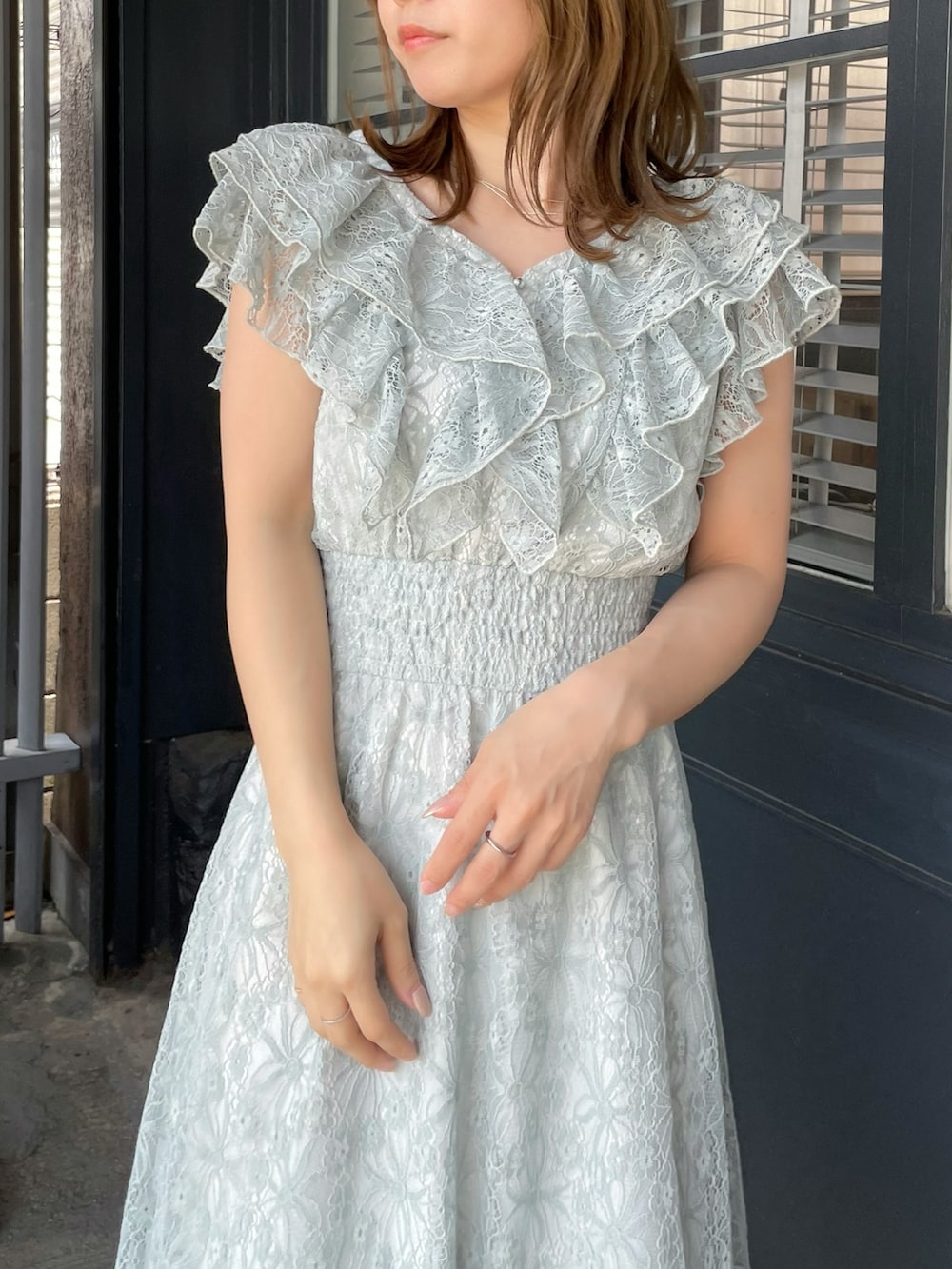 グリーン系のワンピース、シルバー系のローファーを着用したレディースの春コーディネートの6枚目の写真