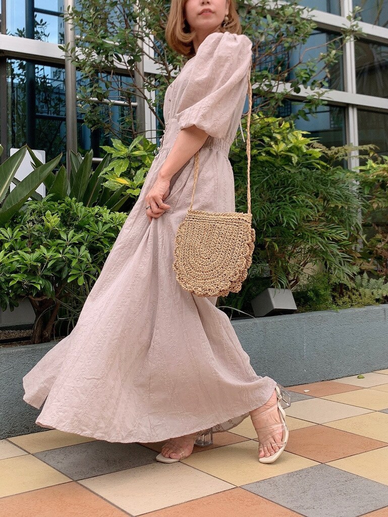 ベージュ系のワンピース、その他のサンダルを着用したレディースの春コーディネートの2枚目の写真