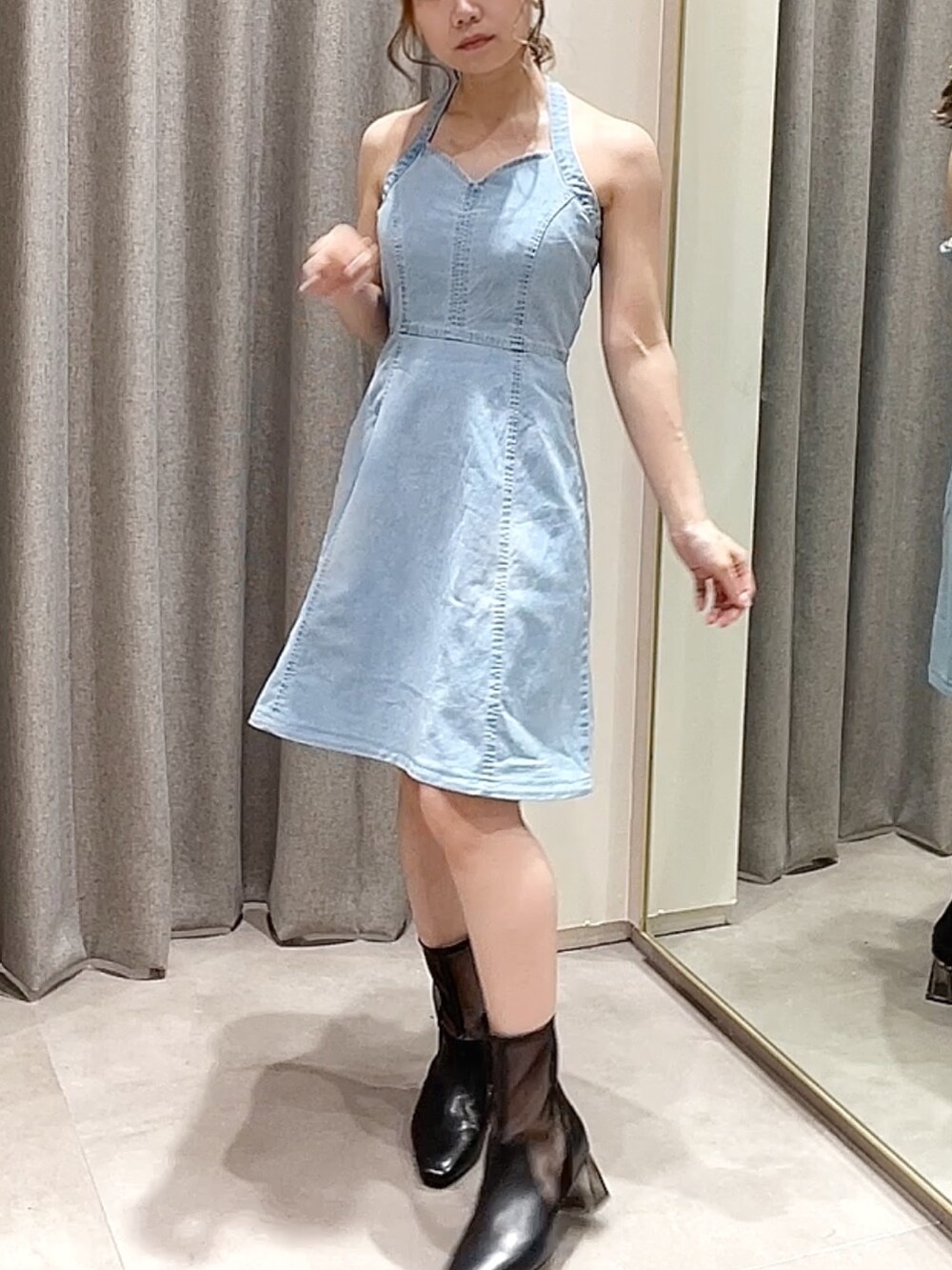 ブルー系のカーディガン/ボレロ、ブルー系のワンピース、ホワイト系のパンプスを着用したレディースの春コーディネートの5枚目の写真