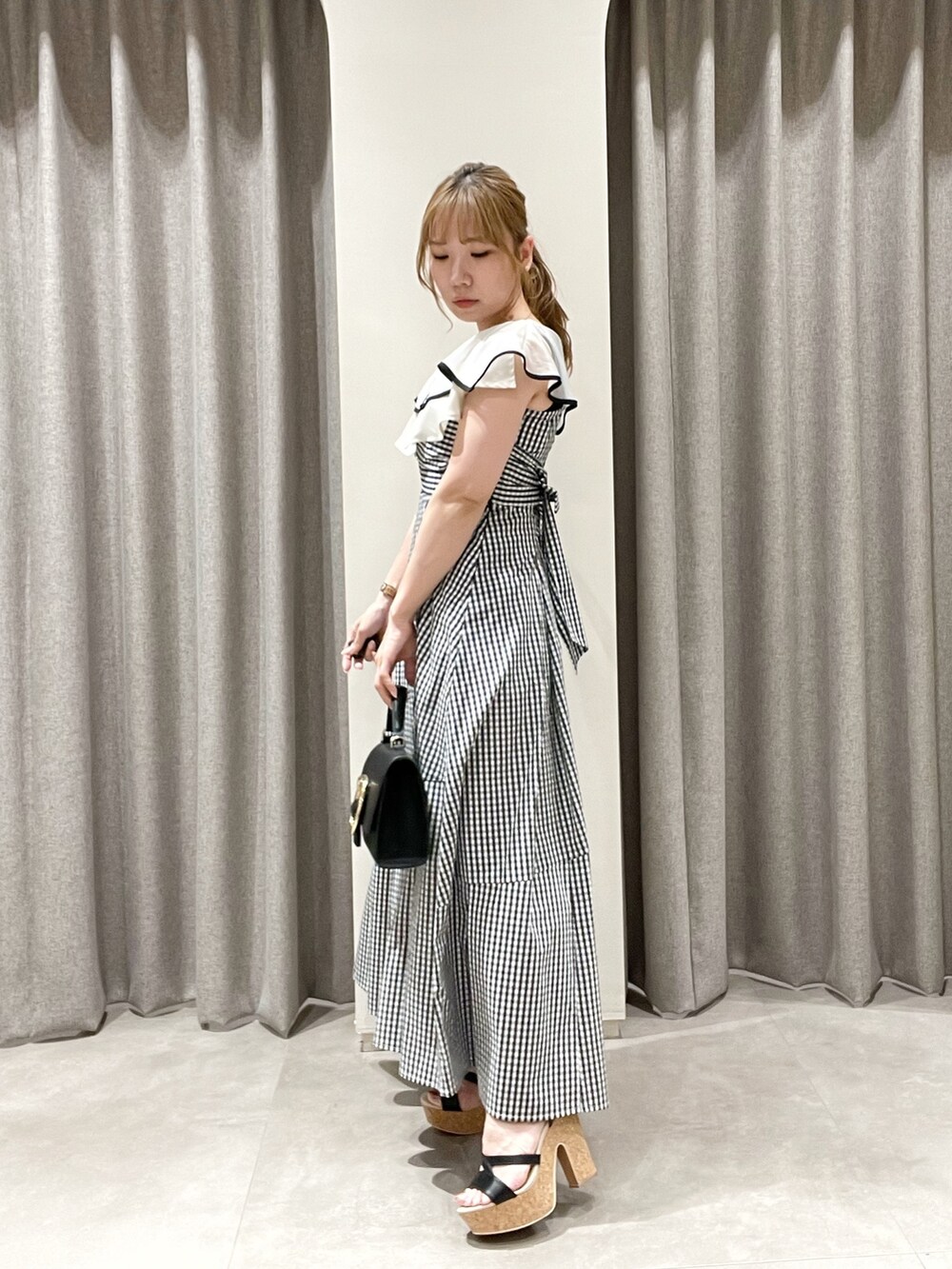 その他のワンピース、ブラック系のニット/セーター、ブラック系のハンドバッグを着用したレディースの夏コーディネートの3枚目の写真