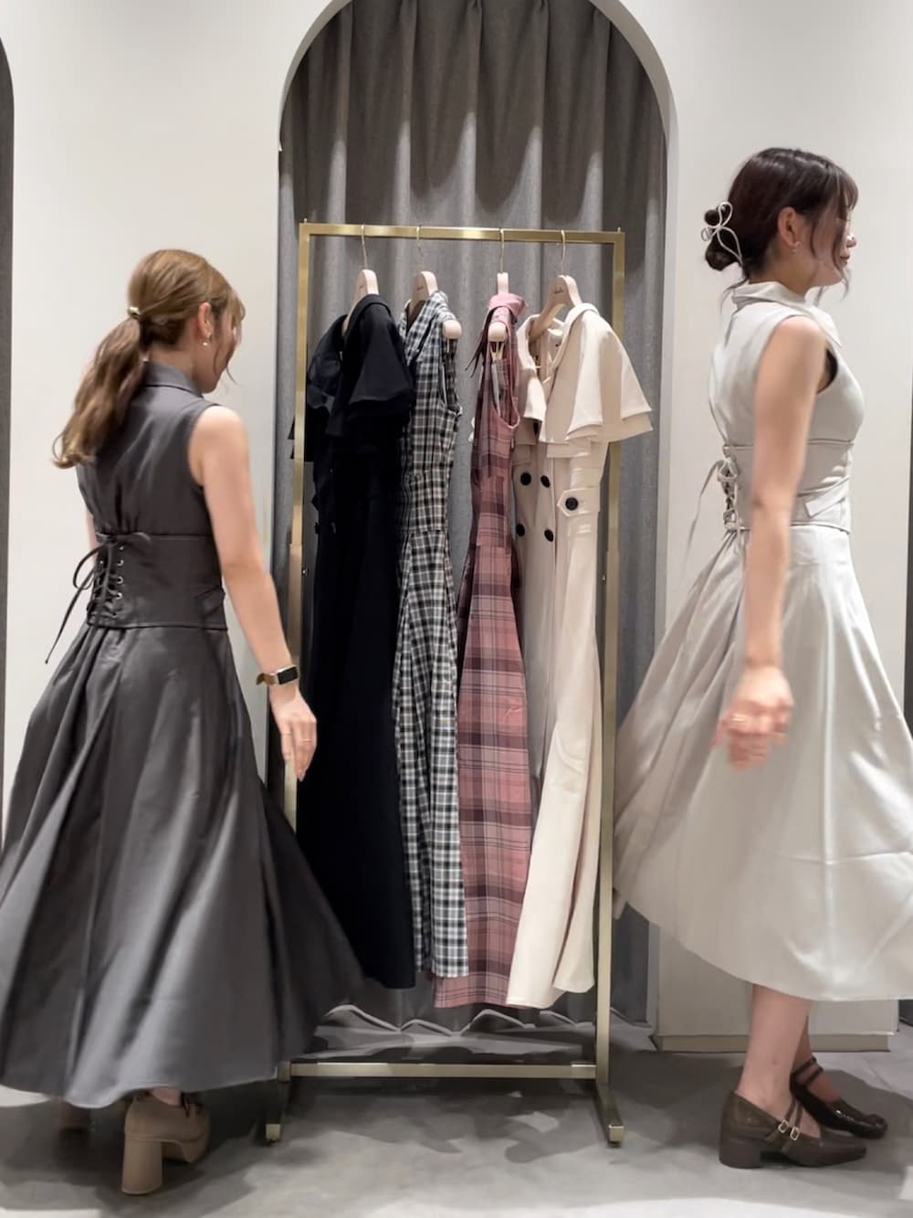 グレー系のワンピース、ホワイト系のワンピース、ブラウン系のパンプスを着用したレディースの夏コーディネートの2枚目の写真