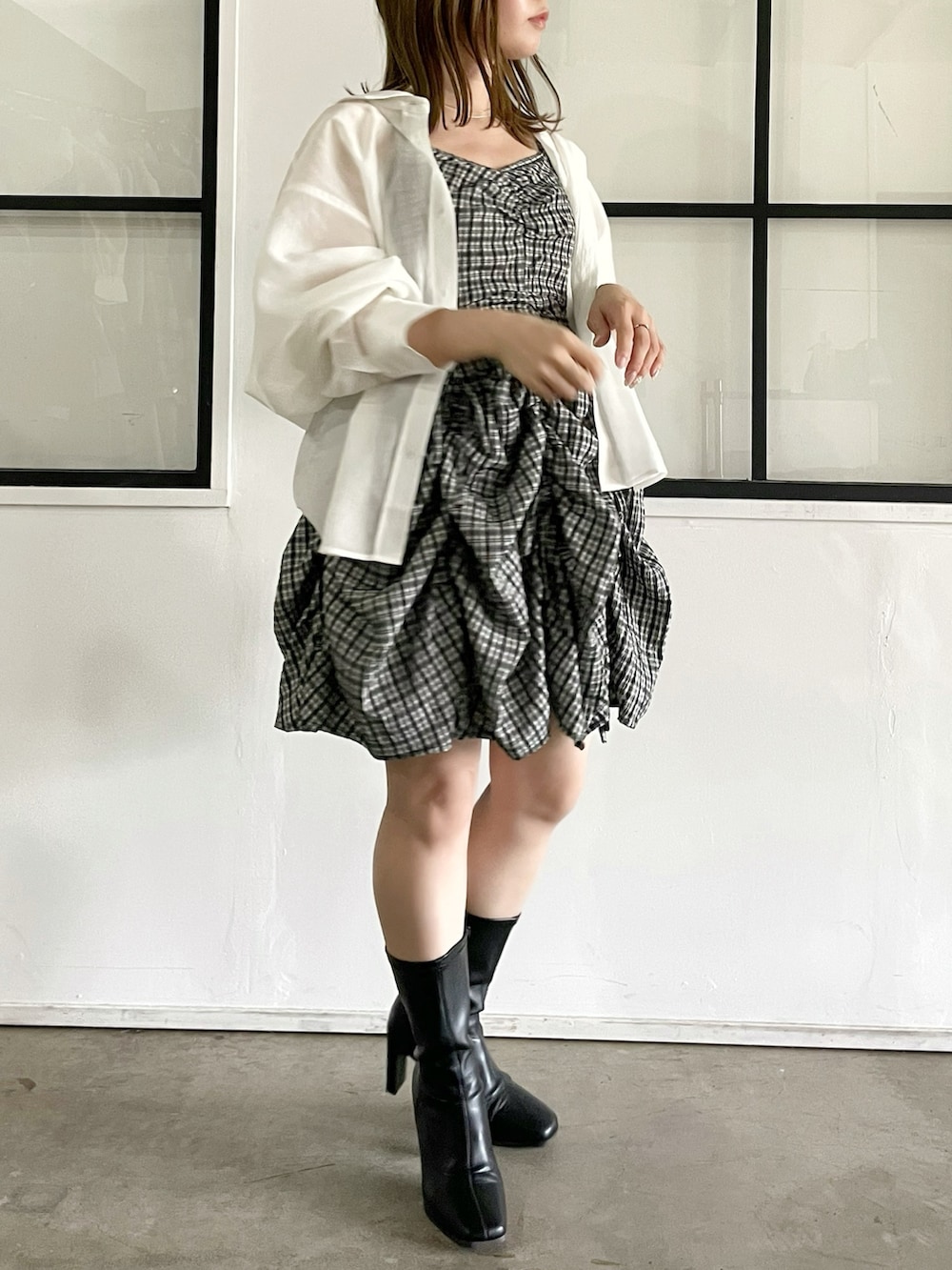 ブラック系のブーツ、グレー系のワンピース、ホワイト系のシャツ/ブラウスを着用したレディースの夏コーディネートの2枚目の写真