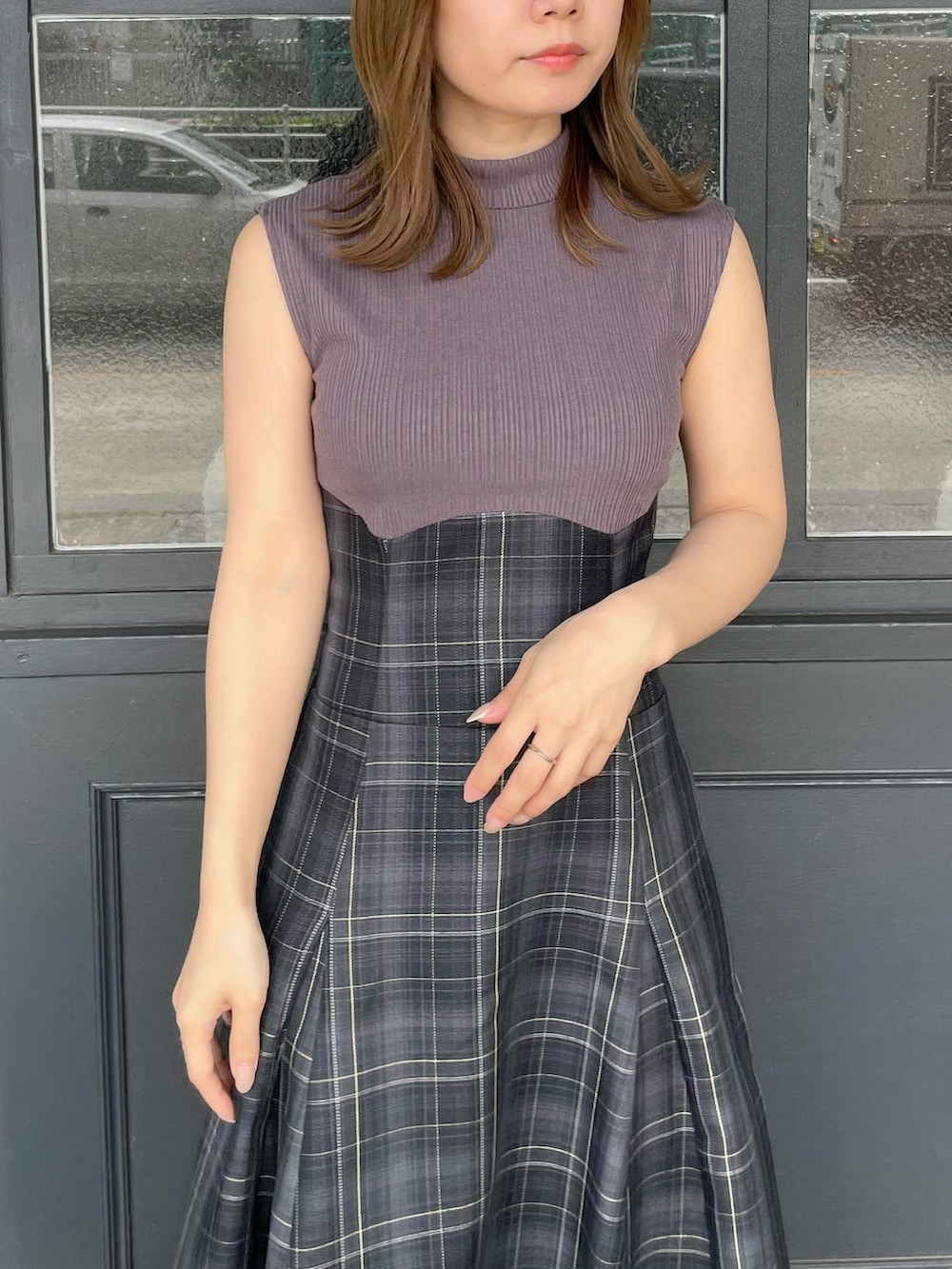 グレー系のワンピース、ブラック系のローファーを着用したレディースの春コーディネートの5枚目の写真