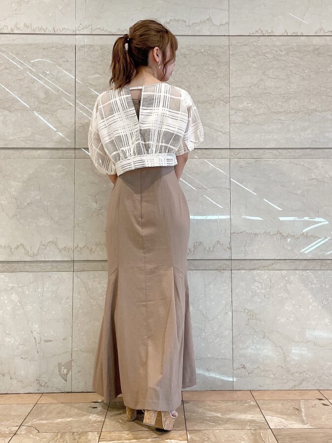 ブラウン系のワンピース、その他のサンダル、ベージュ系のキャミソールを着用したレディースの夏コーディネートの4枚目の写真