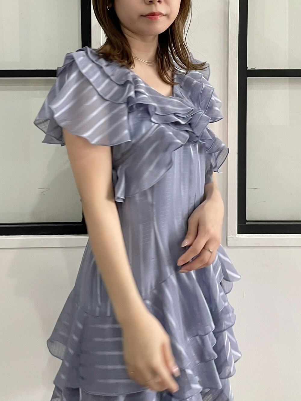 ブルー系のワンピース、ホワイト系のサンダルを着用したレディースの夏コーディネートの8枚目の写真