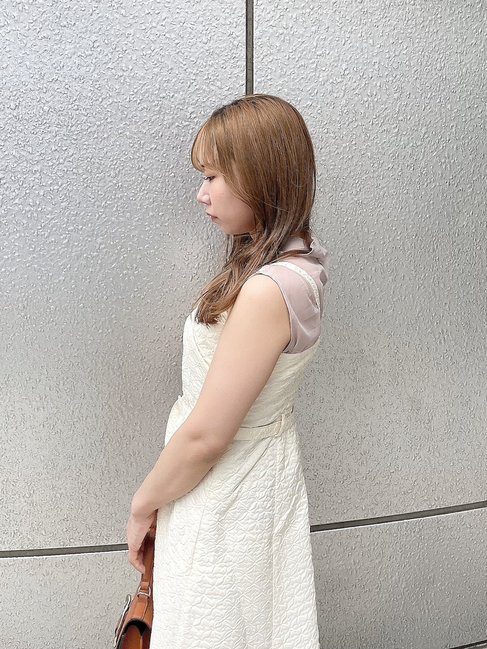 ホワイト系のワンピース、ピンク系のTシャツ/カットソー、イエロー系のハンドバッグを着用したレディースの夏コーディネートの7枚目の写真