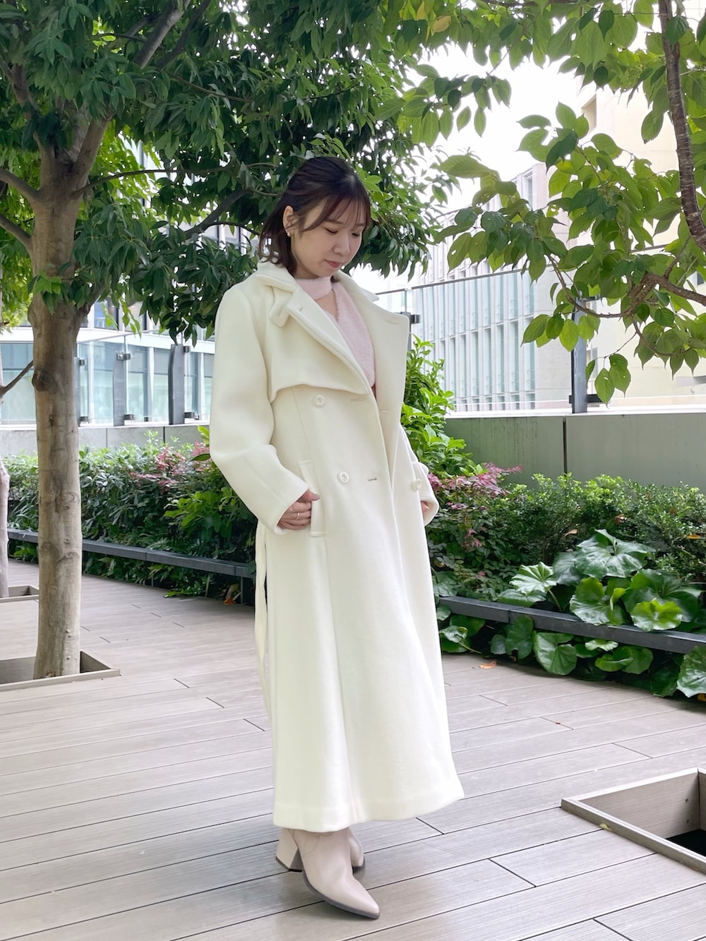 ベージュ系のブーツ、ピンク系のニット/セーター、ホワイト系のその他アウターを着用したレディースの秋コーディネートの4枚目の写真