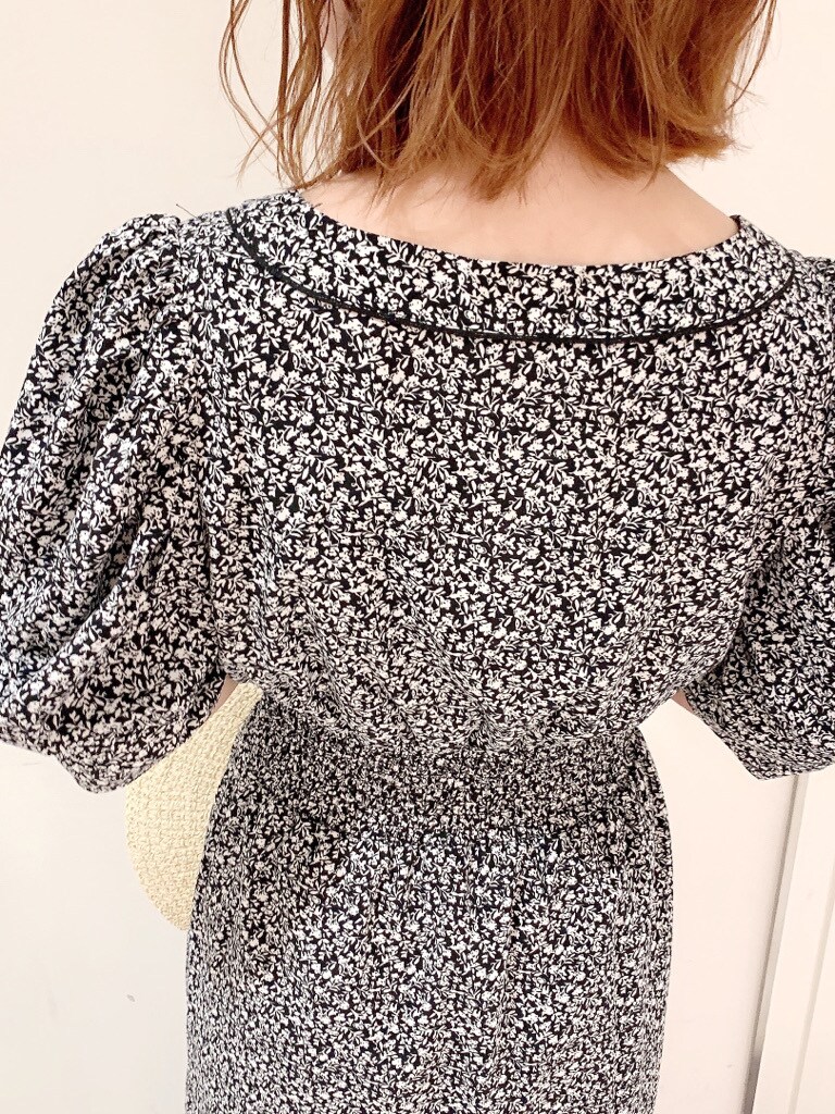 ブラック系のサンダル、ブラック系のワンピース、ホワイト系のハットを着用したレディースの夏コーディネートの3枚目の写真