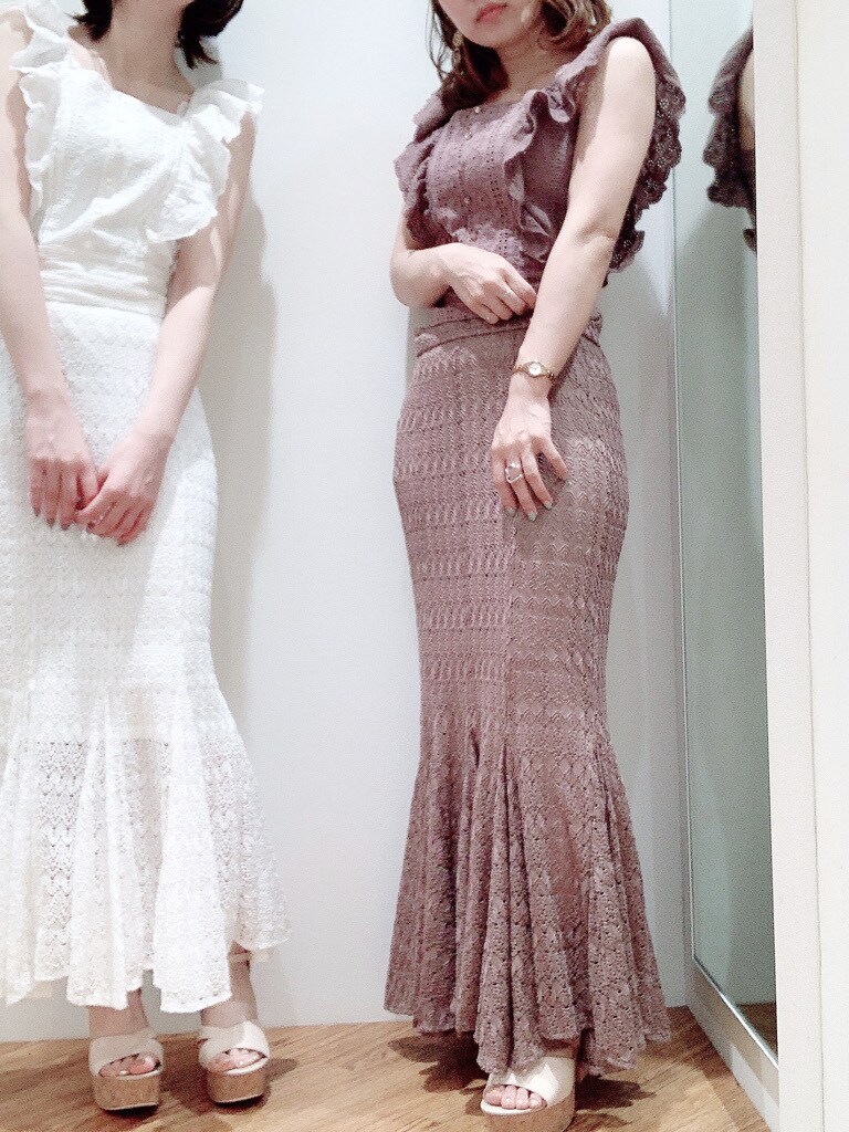 ベージュ系のサンダル、ホワイト系のシャツ/ブラウス、ベージュ系のシャツ/ブラウスを着用したレディースの夏コーディネートの3枚目の写真