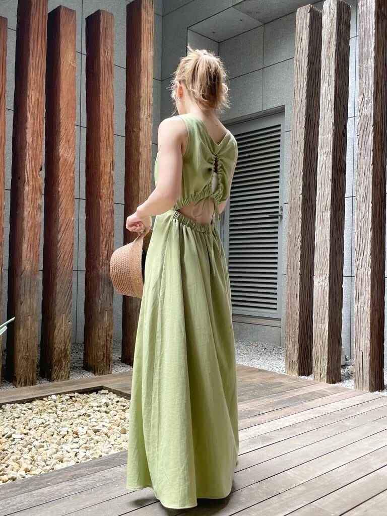 パープル系のサンダル、グリーン系のワンピース、シルバー系のピアス（両耳用）を着用したレディースの夏コーディネートの4枚目の写真