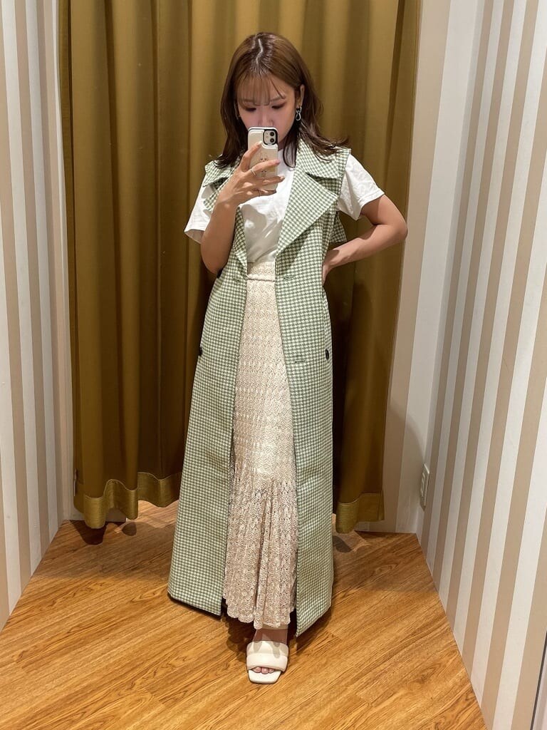 ホワイト系のサンダル、グリーン系のその他アウター、シルバー系のピアス（両耳用）を着用したレディースの夏コーディネートの3枚目の写真