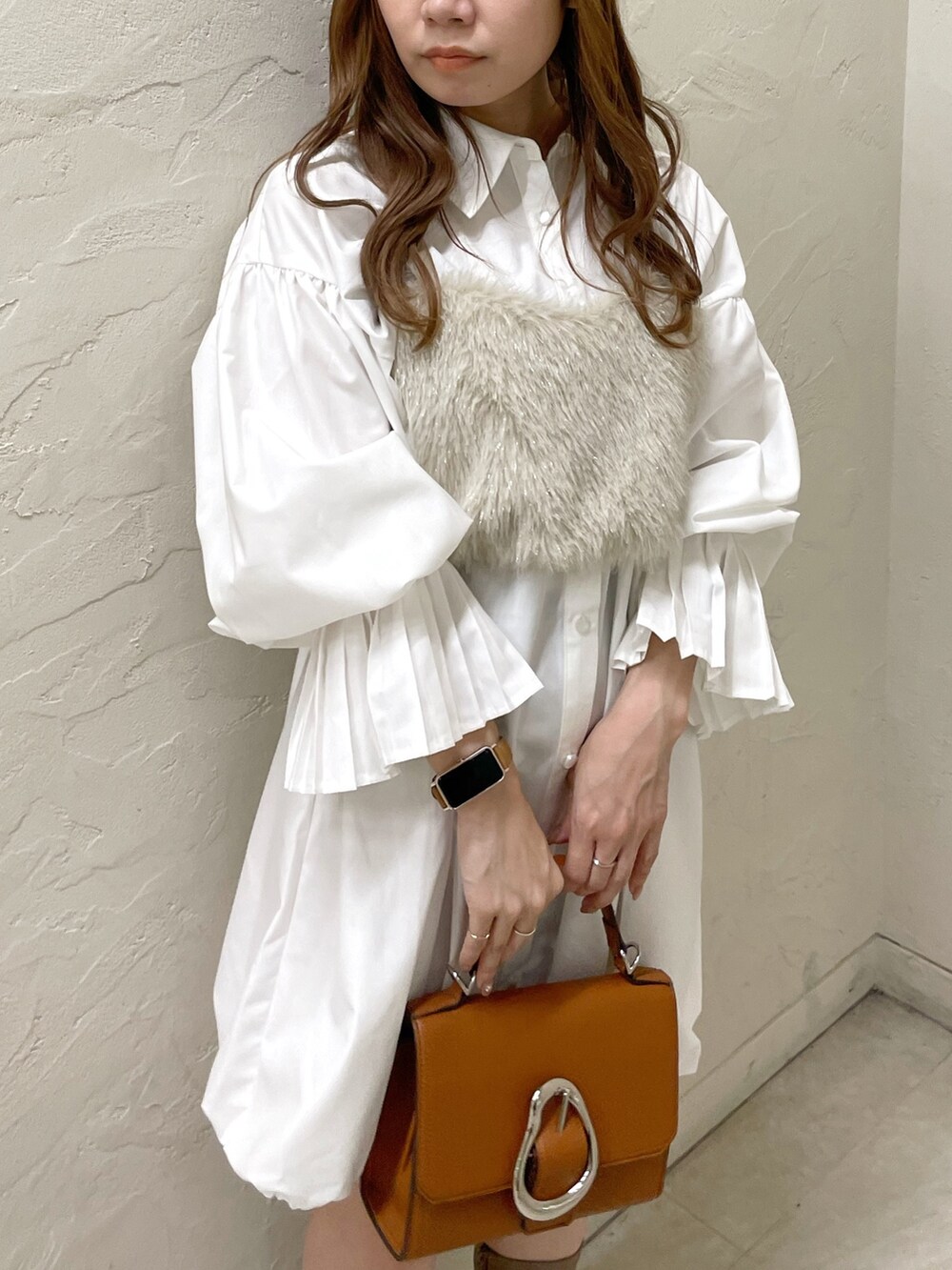 ホワイト系のワンピース、ベージュ系のベスト、イエロー系のハンドバッグを着用したレディースの夏コーディネートの5枚目の写真