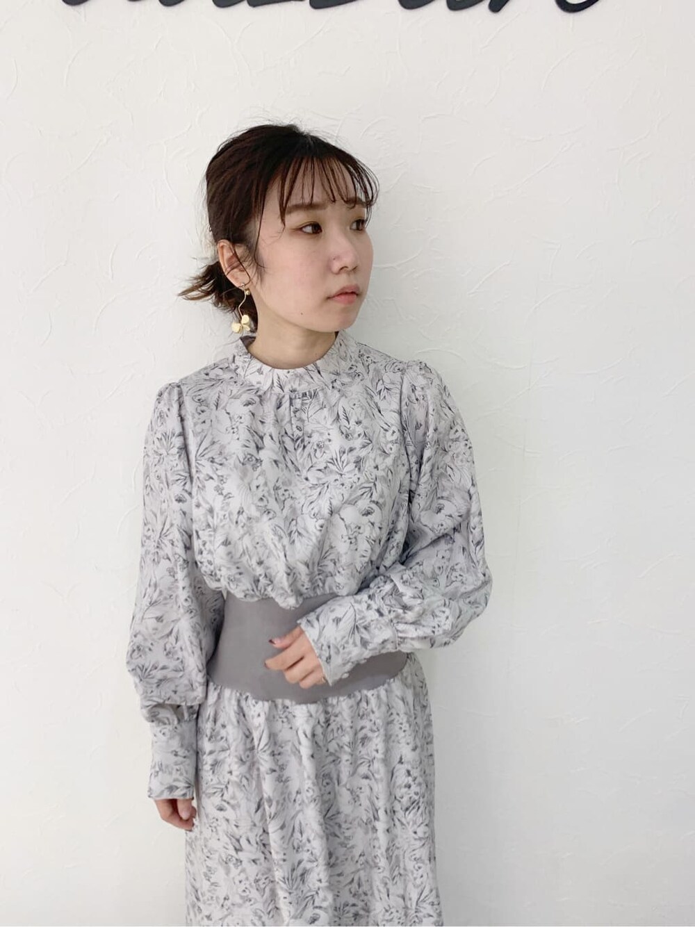 グレー系のブーツ、ブルー系のチェスターコート、グレー系のワンピースを着用したレディースの冬コーディネートの10枚目の写真