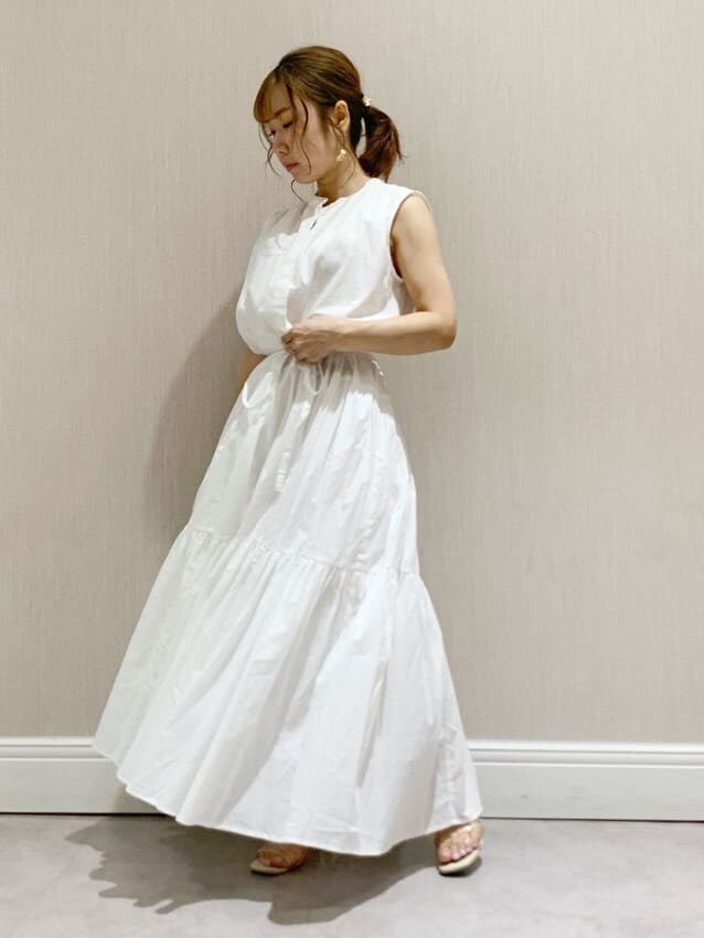 ホワイト系のワンピース、グリーン系のシャツ/ブラウス、ブラウン系のハットを着用したレディースの春コーディネートの7枚目の写真