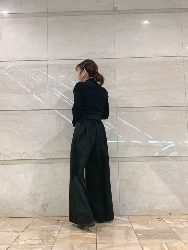 グレー系のトレンチコート、ブラック系のその他パンツ、ブラック系のローファーを着用したレディースの冬コーディネートの8枚目の写真