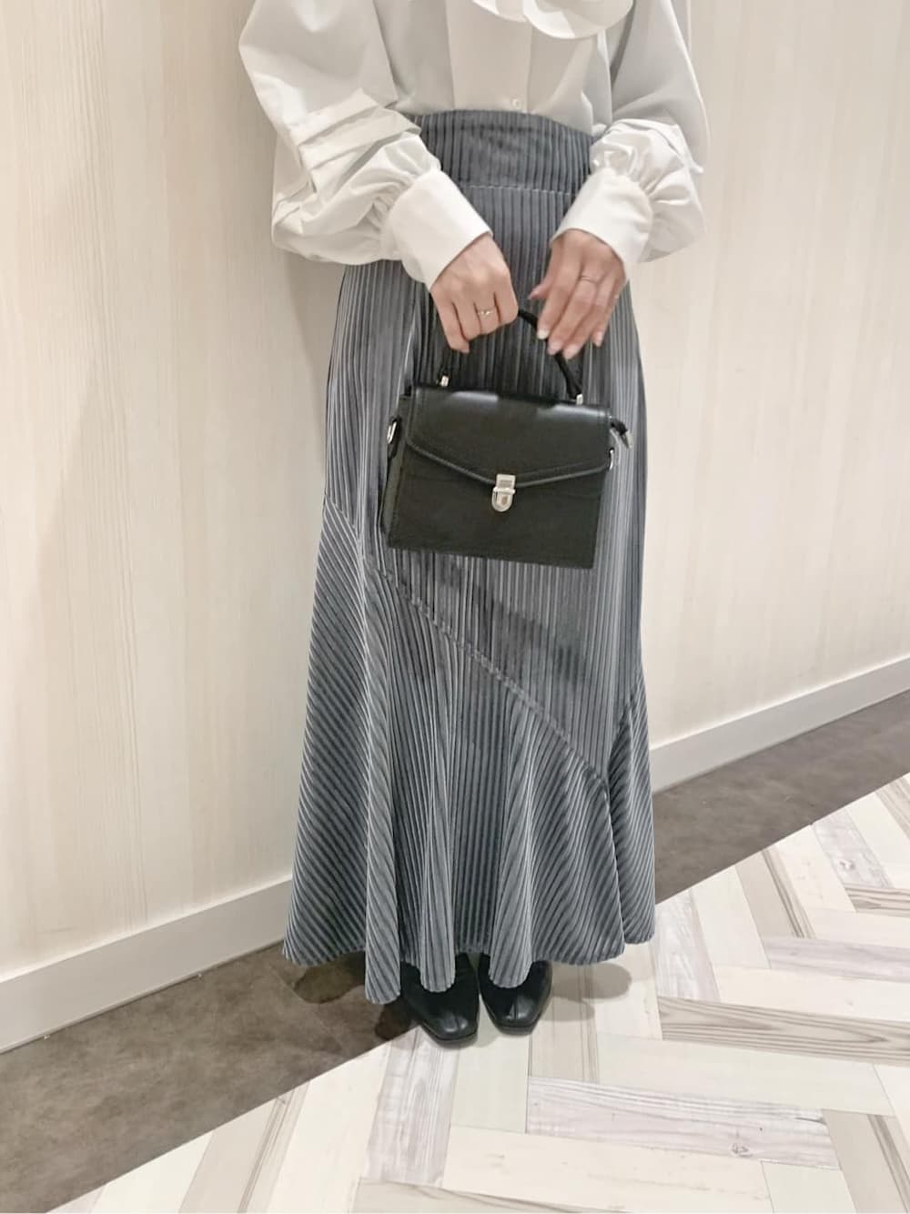 ホワイト系のシャツ/ブラウス、ブルー系のスカートを着用したレディースの秋コーディネートの5枚目の写真