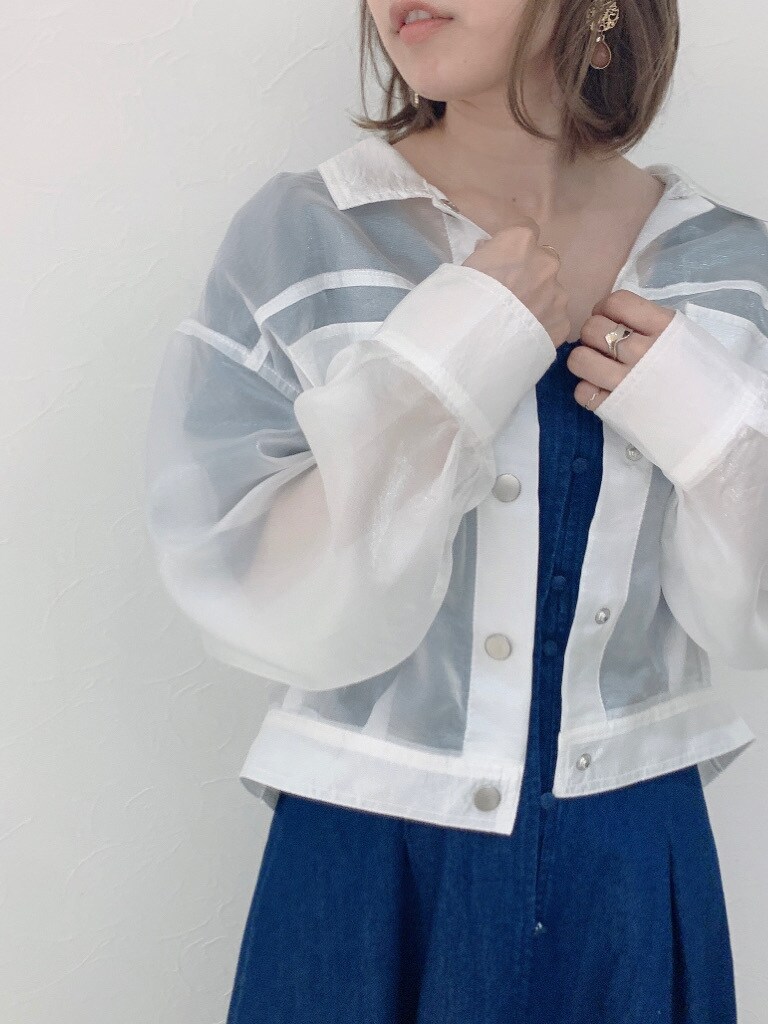 ホワイト系のブルゾン、ブルー系のワンピース、その他のサンダルを着用したレディースの春コーディネートの9枚目の写真