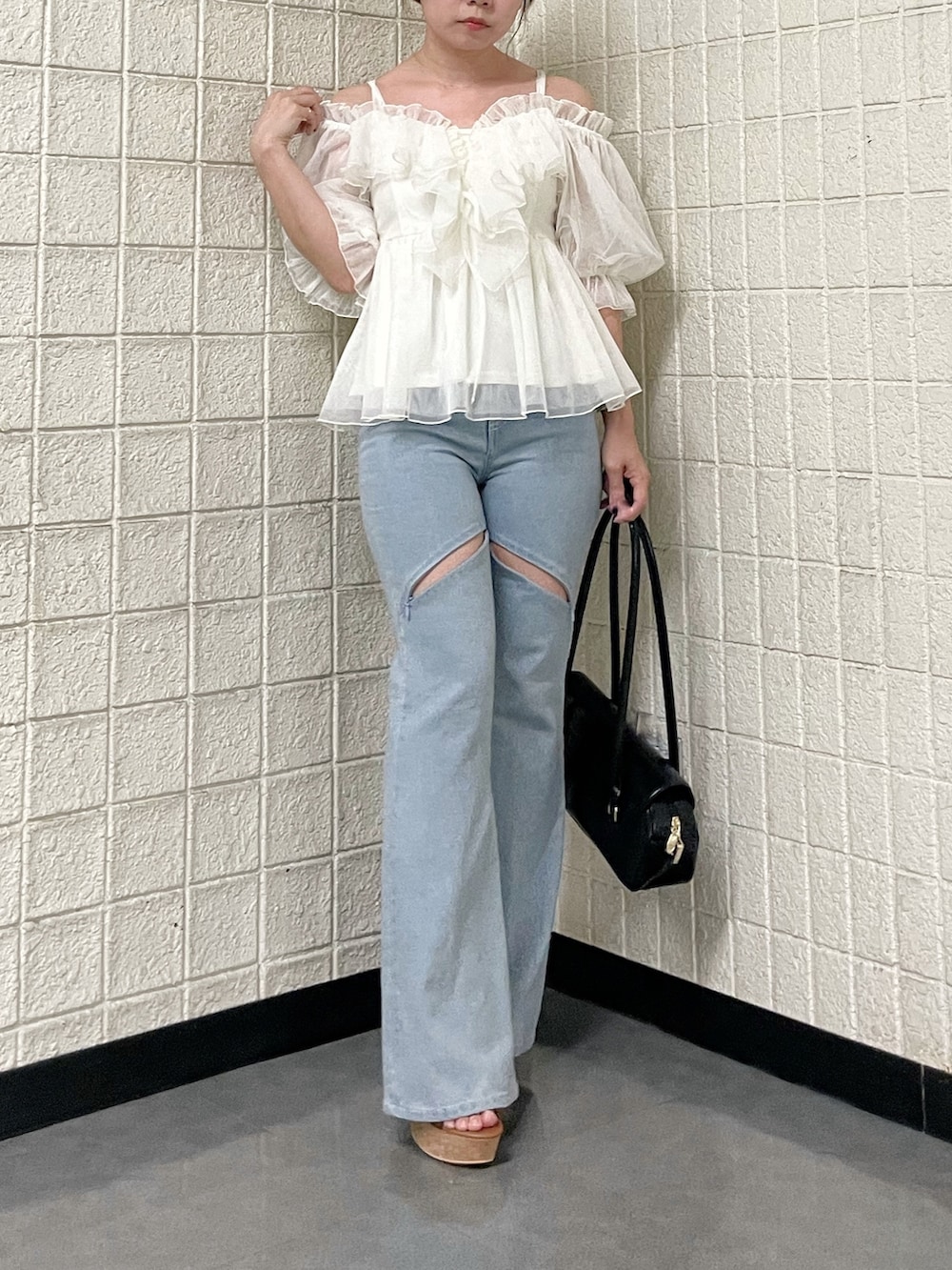 ホワイト系のシャツ/ブラウス、ブルー系のデニムパンツ、ブラウン系のサンダルを着用したレディースの春コーディネートの4枚目の写真