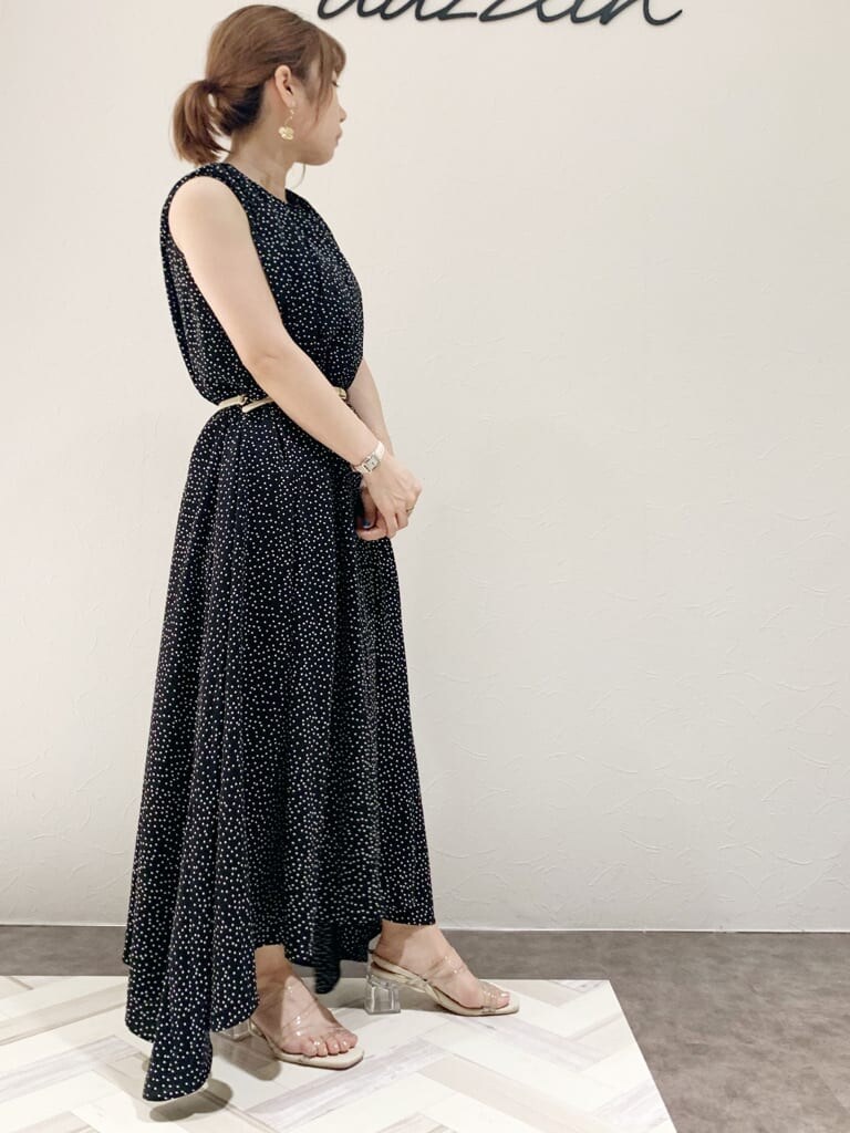 ブラック系のサンダル、その他のサンダル、ブラック系のワンピースを着用したレディースの夏コーディネートの9枚目の写真