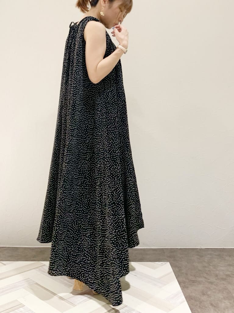 ブラック系のサンダル、その他のサンダル、ブラック系のワンピースを着用したレディースの夏コーディネートの5枚目の写真