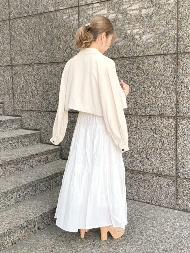 ベージュ系のシャツ/ブラウス、ホワイト系のワンピース、ベージュ系のサンダルを着用したレディースの春コーディネートの7枚目の写真