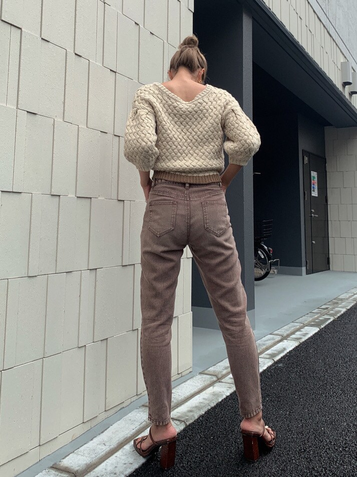 ブラウン系のサンダル、ブラウン系のデニムパンツ、ベージュ系のニット/セーターを着用したレディースの夏コーディネートの2枚目の写真