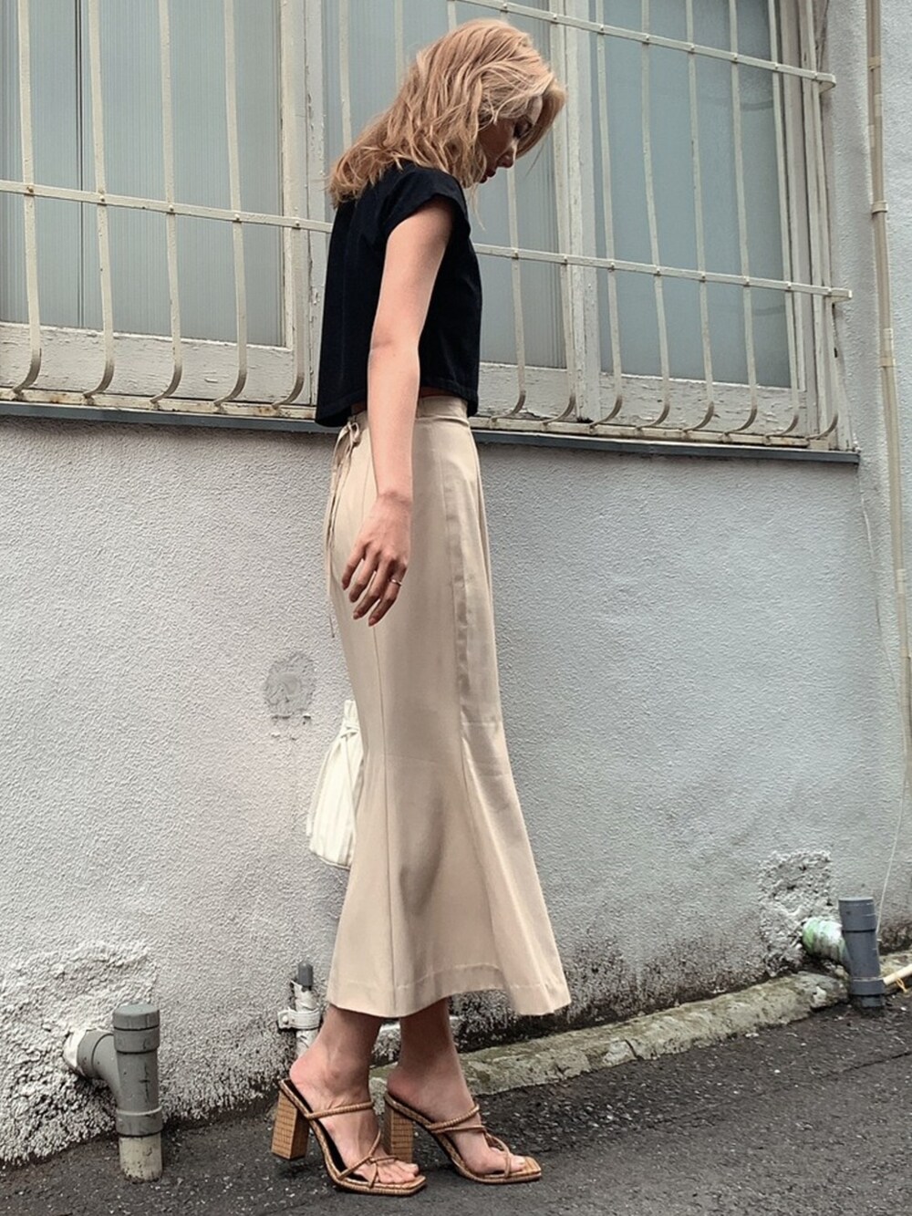 ベージュ系のスカート、ベージュ系のサンダルを着用したレディースの春コーディネートの4枚目の写真