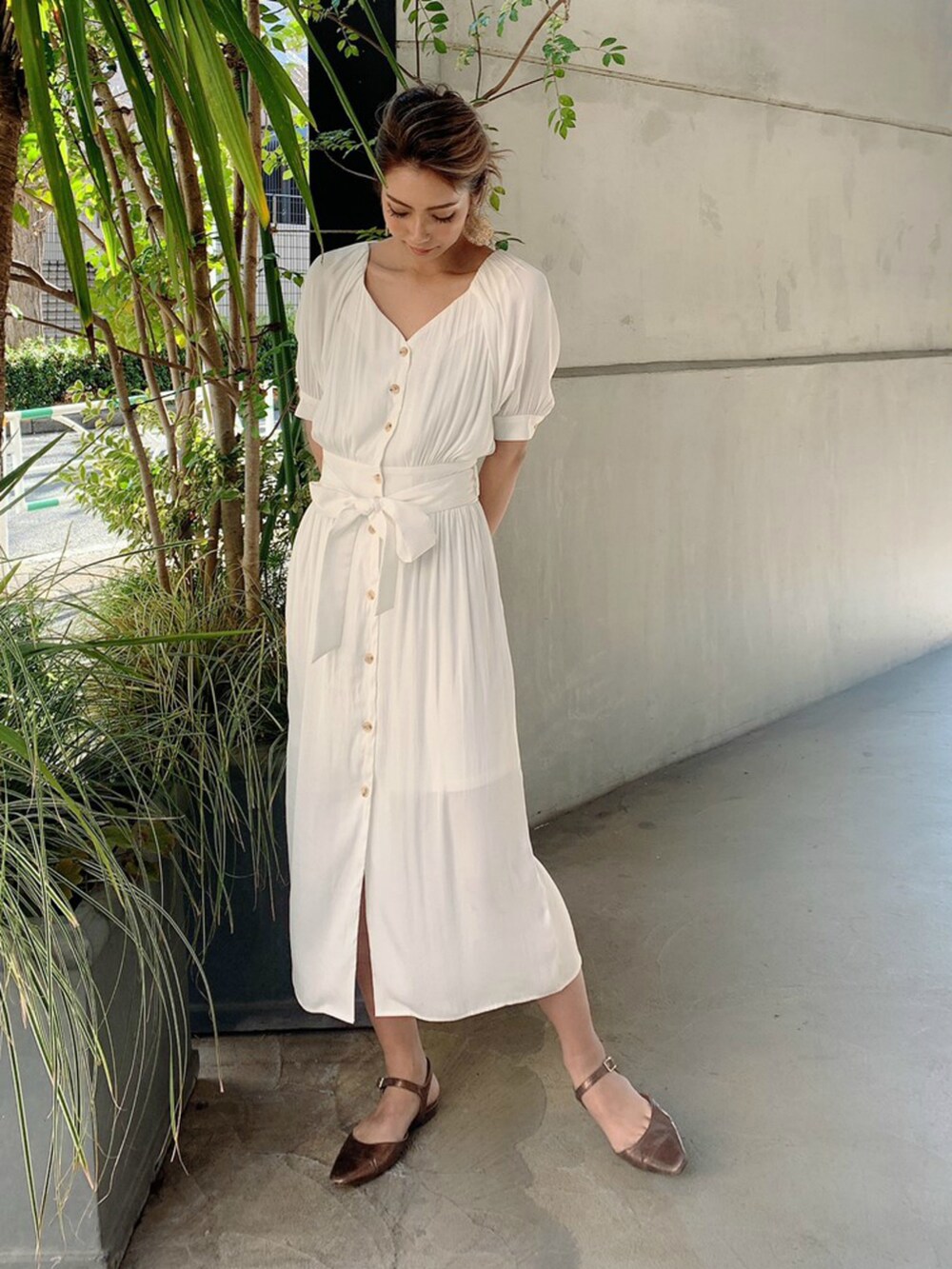 ホワイト系のワンピースを着用したレディースの春コーディネートの3枚目の写真